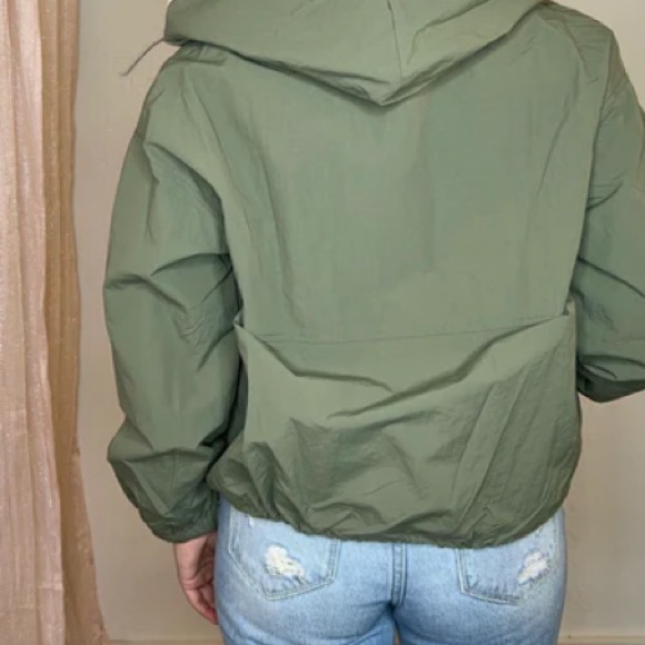 NWOT Forever 21 green lightweight coat size medium with gold hardware - Picture 3 of 11